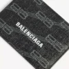 Charakteristický držák na karty z černého plátna s potiskem BB Monogram