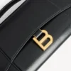 Dámská kabelka ve tvaru Hourglass s řetízkem  v černé barvě
