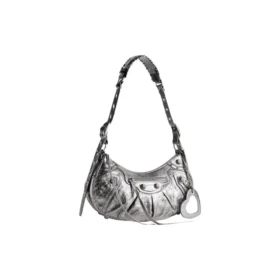 Malá taška přes rameno Le Cagole s metalickým povrchem „Silver“ 6713070GT3Y8103
