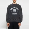 Mikina s kulatým výstřihem a potiskem loga univerzity „Est. 1917“ v provedení „Washed Black“ 697869TMV991000