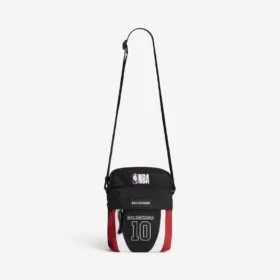 Pánská taška Balenciaga | NBA Collaboration Explorer Crossbody v černé/bílé/vermilonově červené barvě
