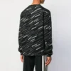 Svetr s žakárovým logem a kulatým výstřihem „Black“ 555381T15241070